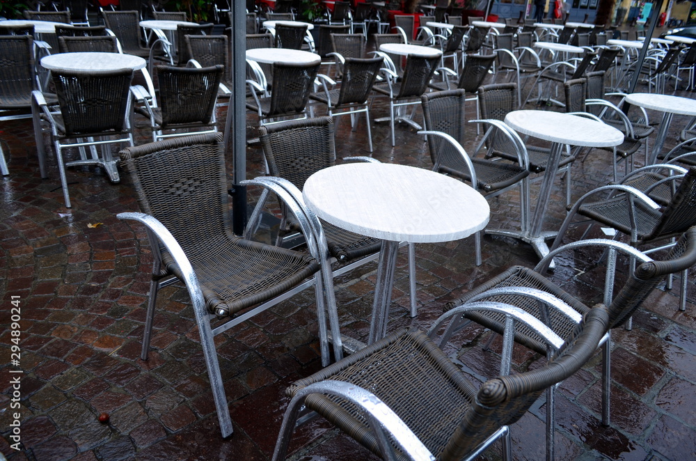 Verlassenes Straßencafé Verlassenes Straßencafé