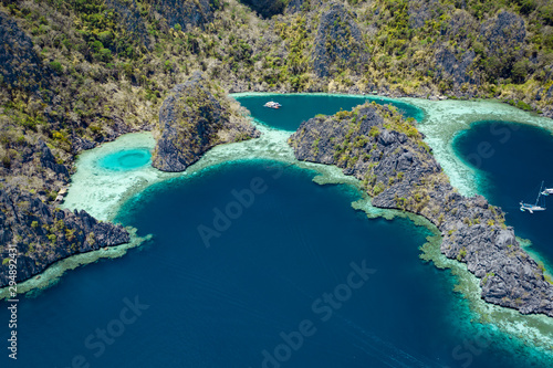 Widok z lotu ptaka piękne laguny i wapienne falezy Coron, Palawan, Filipiny