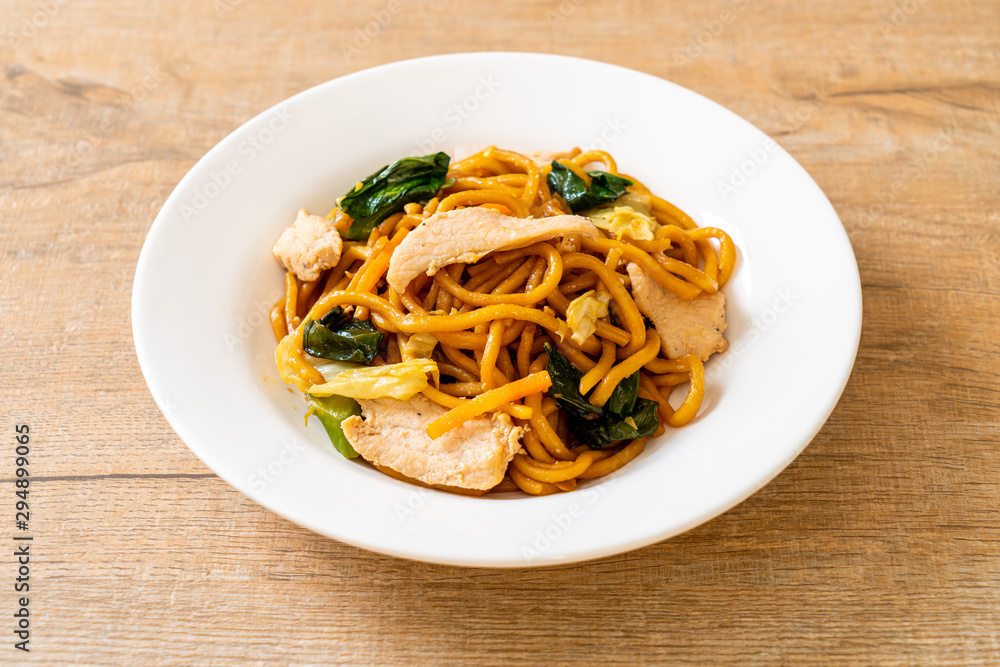 stir-fried yakisoba noodles with chicken