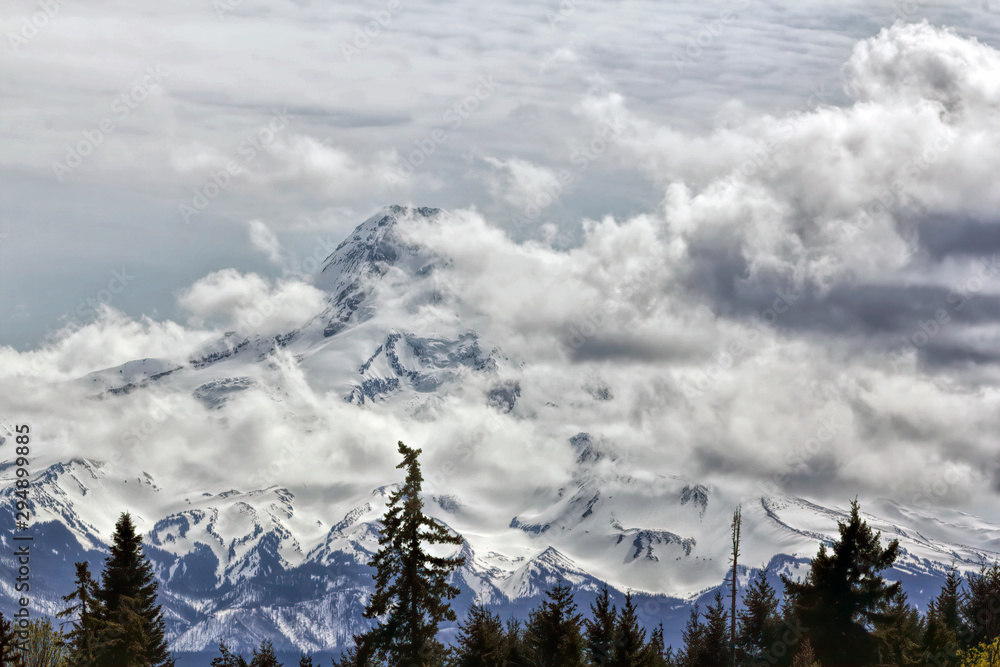 Obraz premium Mount Hood Seen Through The Clouds
