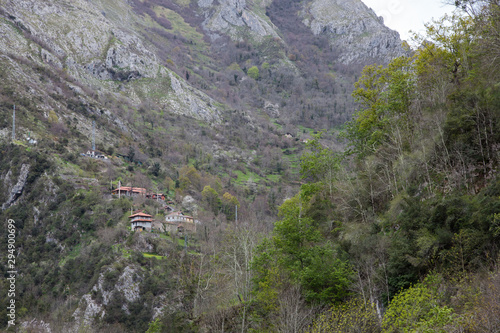 paisaje de montaña con pueblo en el valle