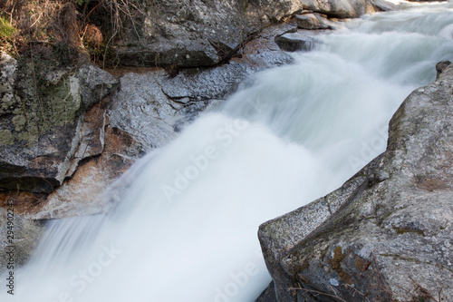 r  o entre rocas y   rboles larga exposici  n