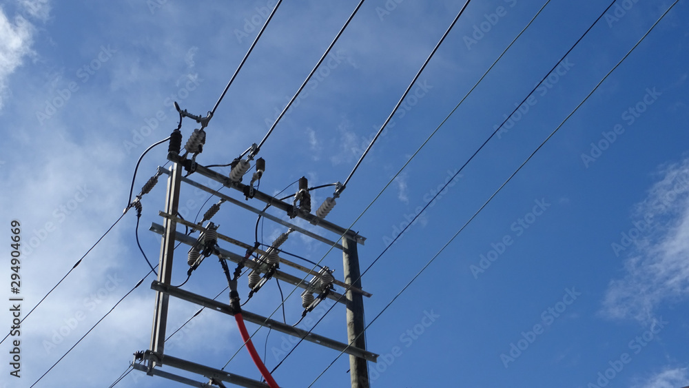 cables de electricidad atravesando el cielo cables de electricidad atravesando el cielo