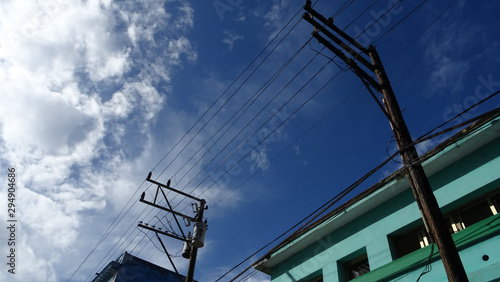 cables de electricidad atravesando el cielo