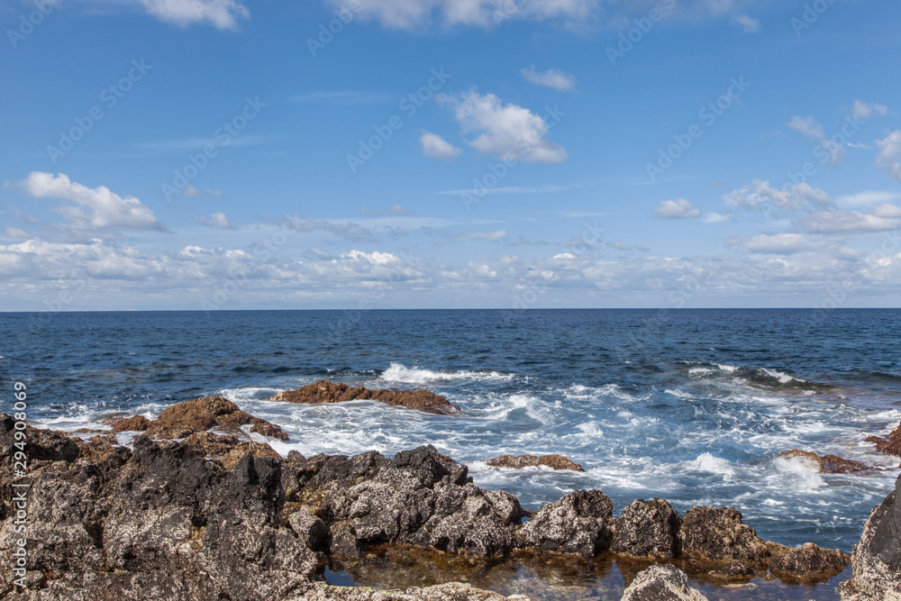 Paisaje de mar con rocas