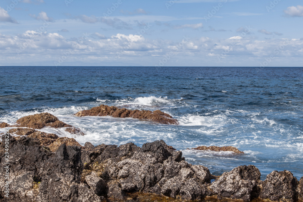 Paisaje de mar con rocas