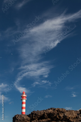 faro blanco y rojo de La Sardina en Gran Canaria