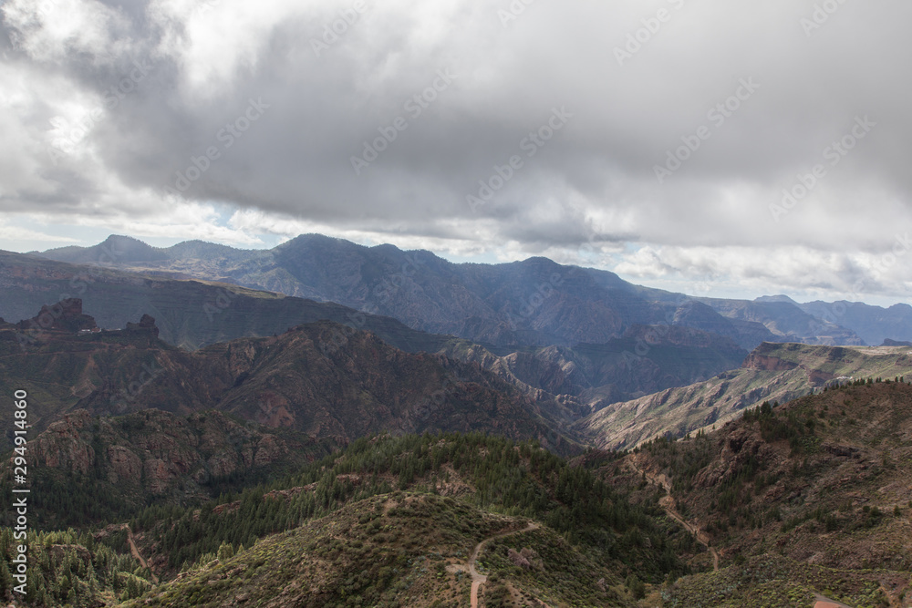 paisaje montañoso de la crucita en isla de Gran Canaria con masa de nube paisaje montañoso de la crucita en isla de Gran Canaria con masa de nube