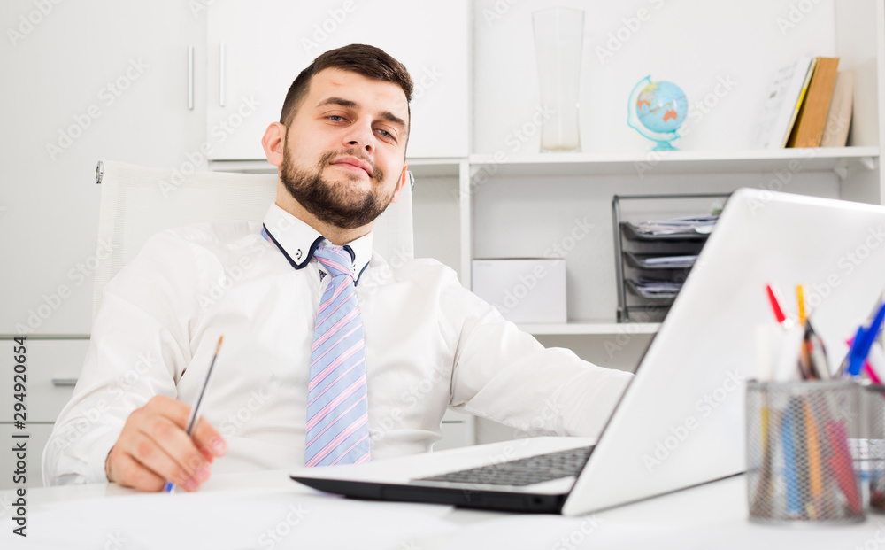 Obraz premium Man working productively