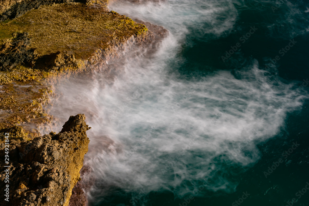 Olas rompiendo en los acantilados de Sierra Helada en Benidorm,Alicante(España)(