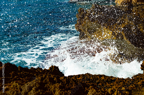 Schilderij op canvas Olas rompiendo en los acantilados de Sierra Helada en Benidorm,Alicante(España)(