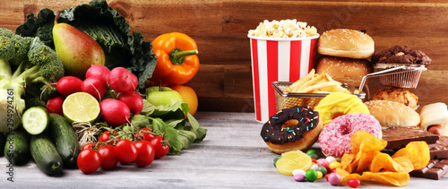 Fotografija healthy or unhealthy food
