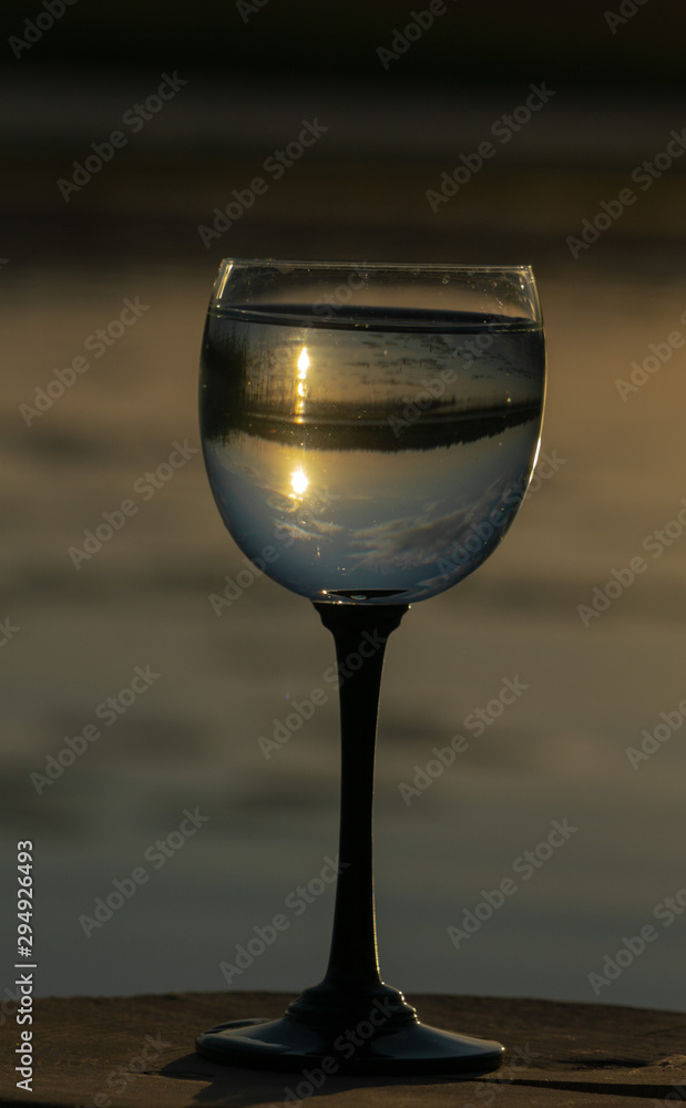 Obraz premium the sunset in the glass near the river