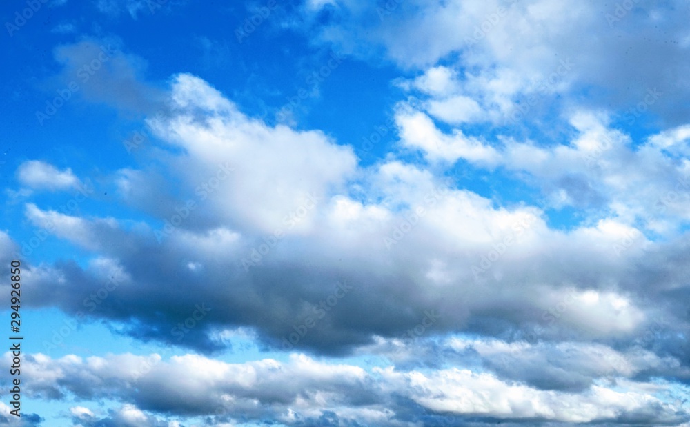 Obraz premium White Clouds on a Clear Blue Sky