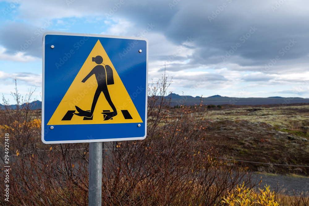 Silfra-Spalte im Þingvellir-Nationalpark zwischen der Nordamerikanischen und der Eurasischen Kontinentalplatte. Silfra-Spalte im Þingvellir-Nationalpark zwischen der Nordamerikanischen und der Eurasischen Kontinentalplatte.