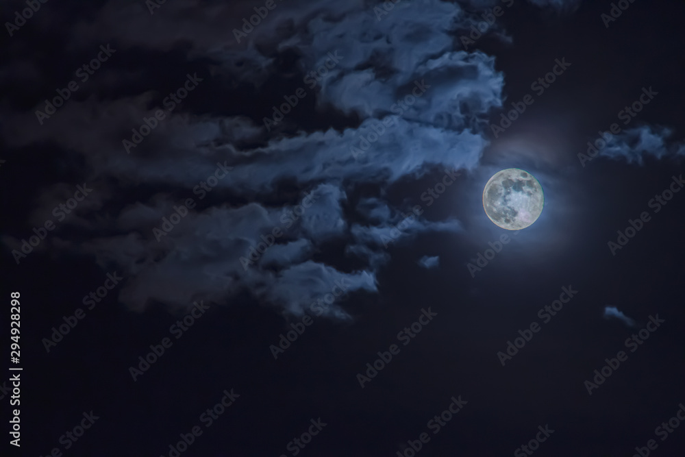 Fondo para Halloween. Cielo nocturno con la luna llena entre nubes