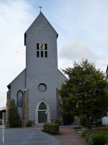 Kirche im Herbst