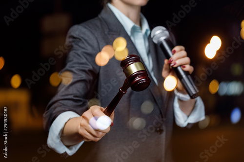 Fotografija The auctioneer conducts the auction with a microphone .