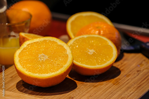 Orange aufgeschnitten auf Holz mit Messer