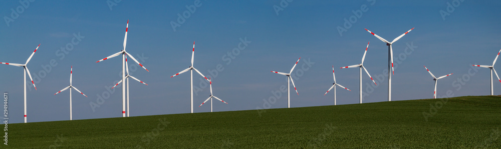 Φωτογραφία Panorama of a big onshore wind farm on green meadow in front of blue sky