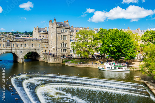 Obraz na plátně The Pulteney Bridge in Palladian style crosses the River Avon in Bath