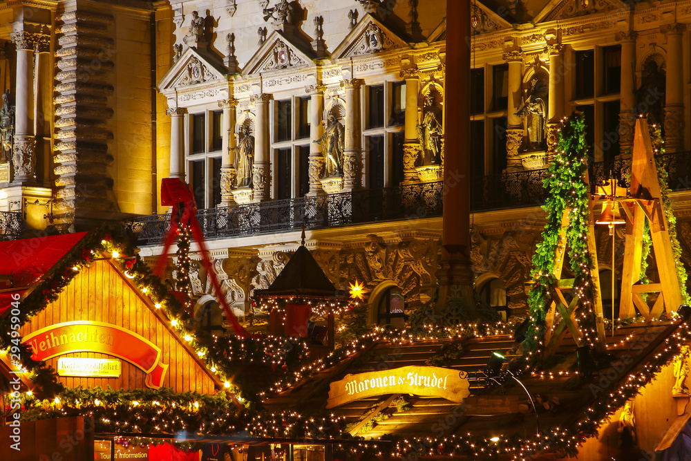 Obraz premium Christmas market town hall Hamburg, Germany