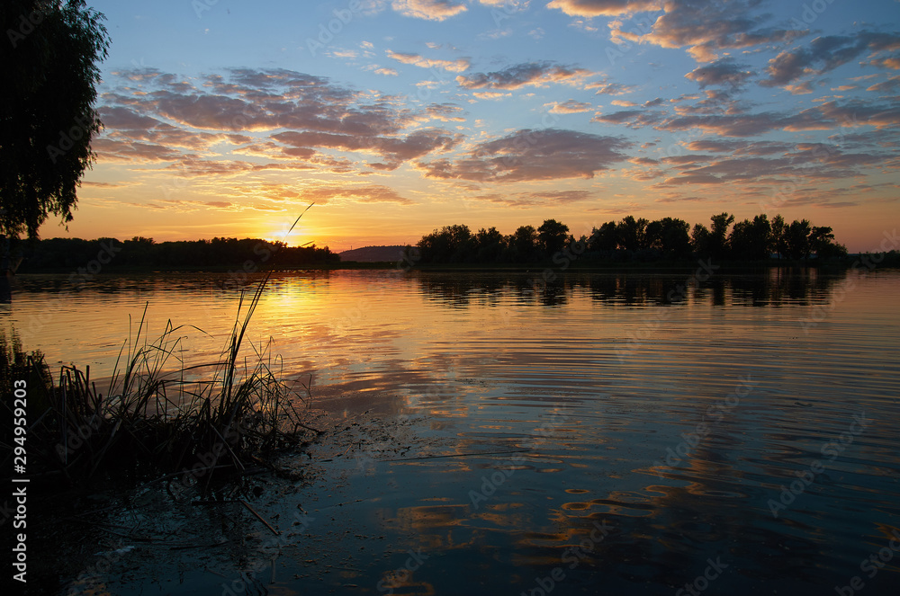 Obraz premium Reflection of the Sun in Volga river