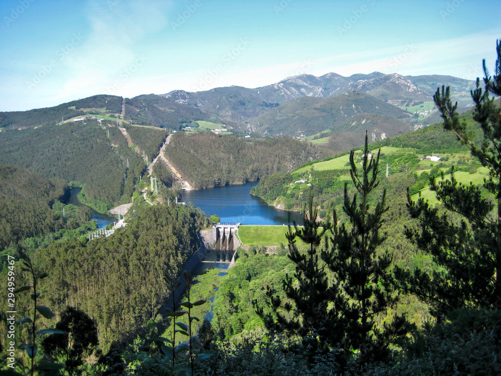 Paisaje del embalse de Arbón de aprovechamiento hidroeléctrico en Asturias, España.