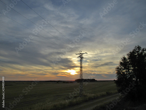 Torre eléctrica en un campo cerca de la autovía