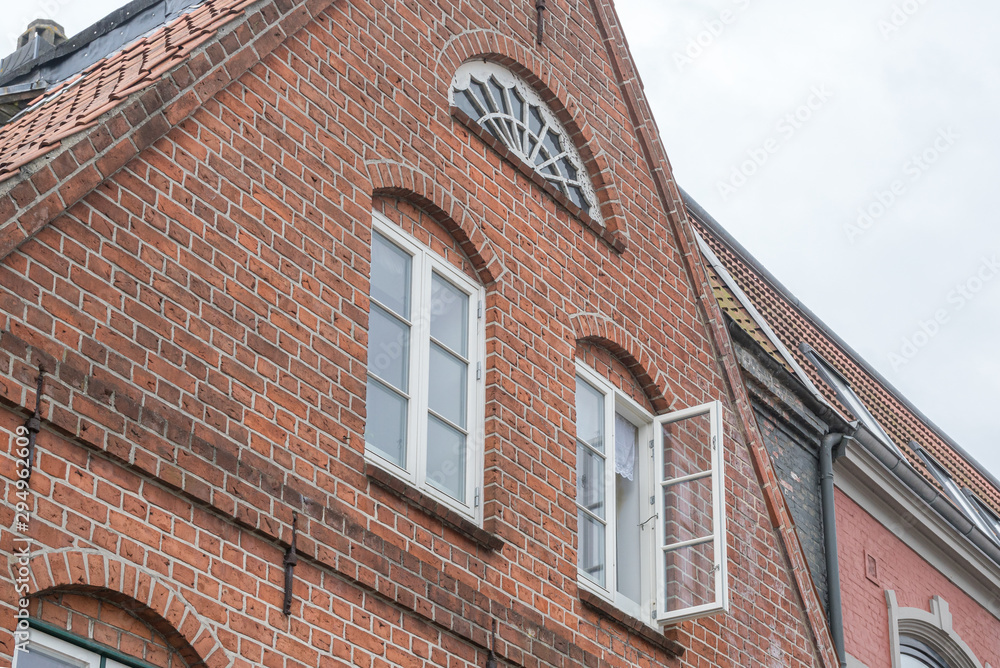 Alte weiße Fenster eines Hauses Alte weiße Fenster eines Hauses