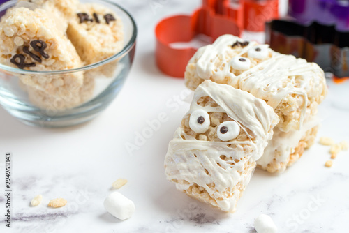 Картината върху платно Halloween theme homemade marshmallow crispy rice treat in bar form