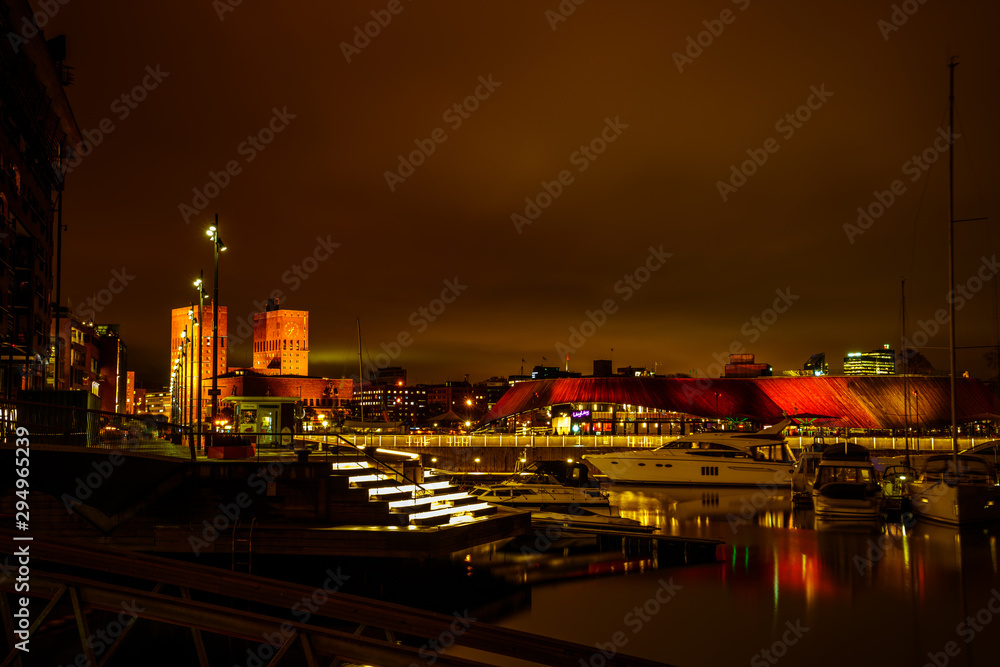 Widok nocny na Oslo z Aker Brygge