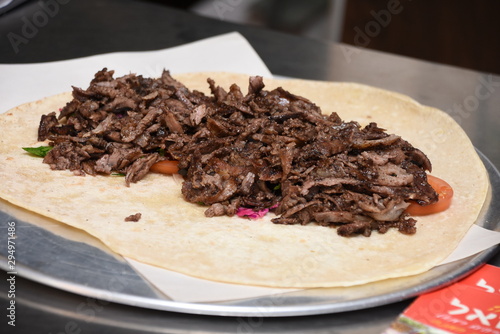 Fotografía meat shawarma in lafa bread