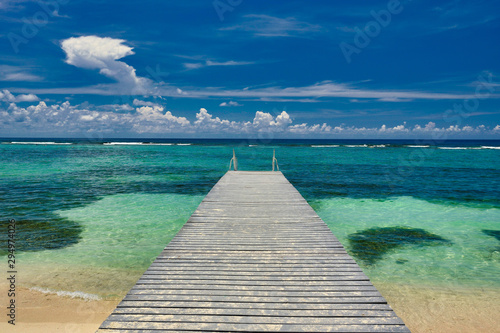 Foto A beautiful wood dock leads out to the crystal clear and turquoise waters of the