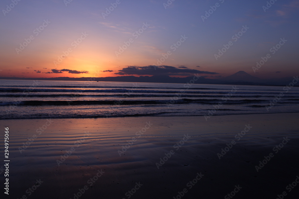 片瀬西浜海岸の日暮れ時の海