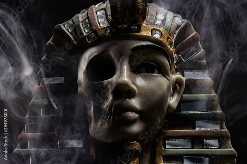 Fotografia Pharoah statue face with skull.