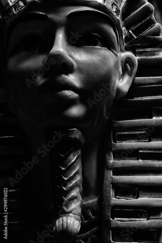 Fotografía Black and white pharoah statue face close-up.