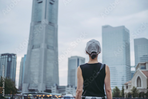 高層ビルを見つめる女性