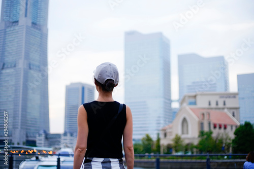 高層ビルを見つめる女性