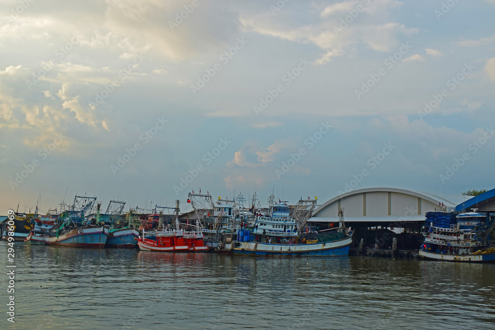 Fototapeta premium fishing boat At the coast There are many fishing boats at the pier. During the sunset