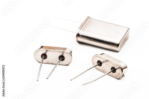 Radio components, quartz resonator with wire leads