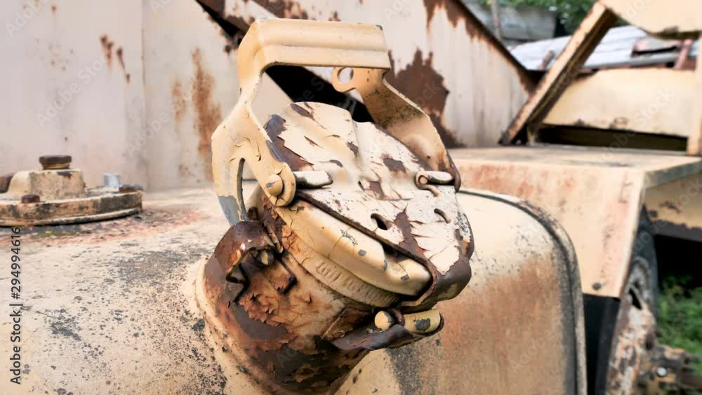 25237_A_big_brown_pipe_with_the_rust_on_it_in_the_garage.mov 25237_A_big_brown_pipe_with_the_rust_on_it_in_the_garage.mov