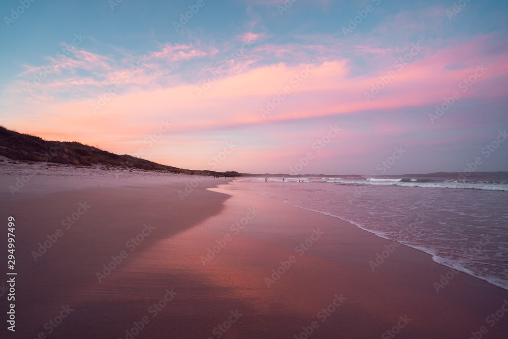 Obraz premium Epic pink and purple sunset over Cosy Corner Beach in Albany, Western Australia. Beautiful vibrant colours in the sky over the beach.