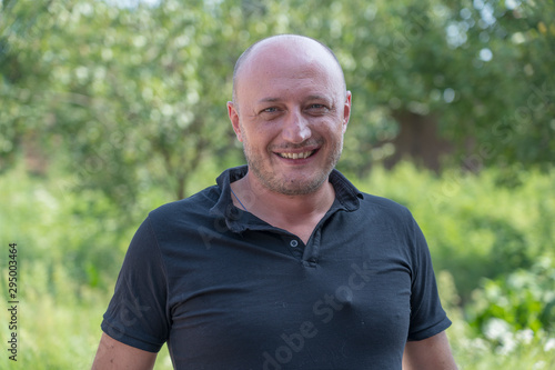 Fototapeta Naklejka Na Ścianę i Meble -  Portrait of middle-aged caucasian bald man looking straight at camera, close up