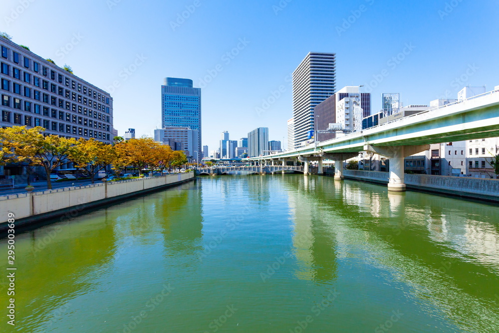 Naklejka premium 堂島川の風景、大阪市北区中之島にて