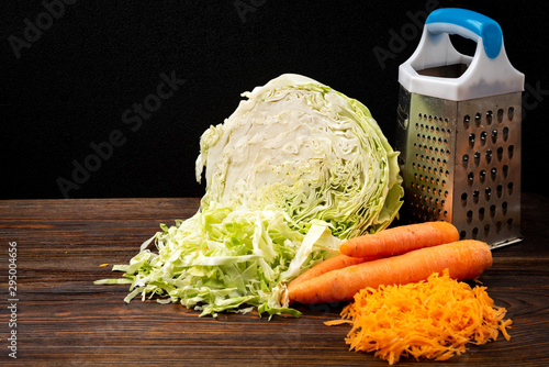 Cuadro en lienzo Fresh cabbage and carrot on dark wooden background.