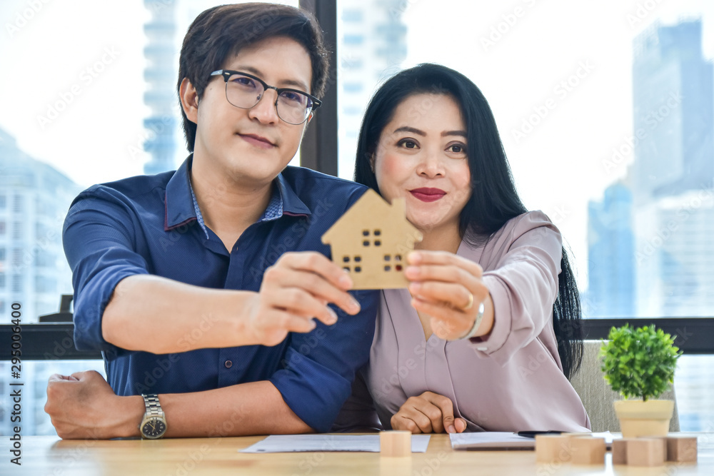 Obraz premium Close up home model couple are buying home for family