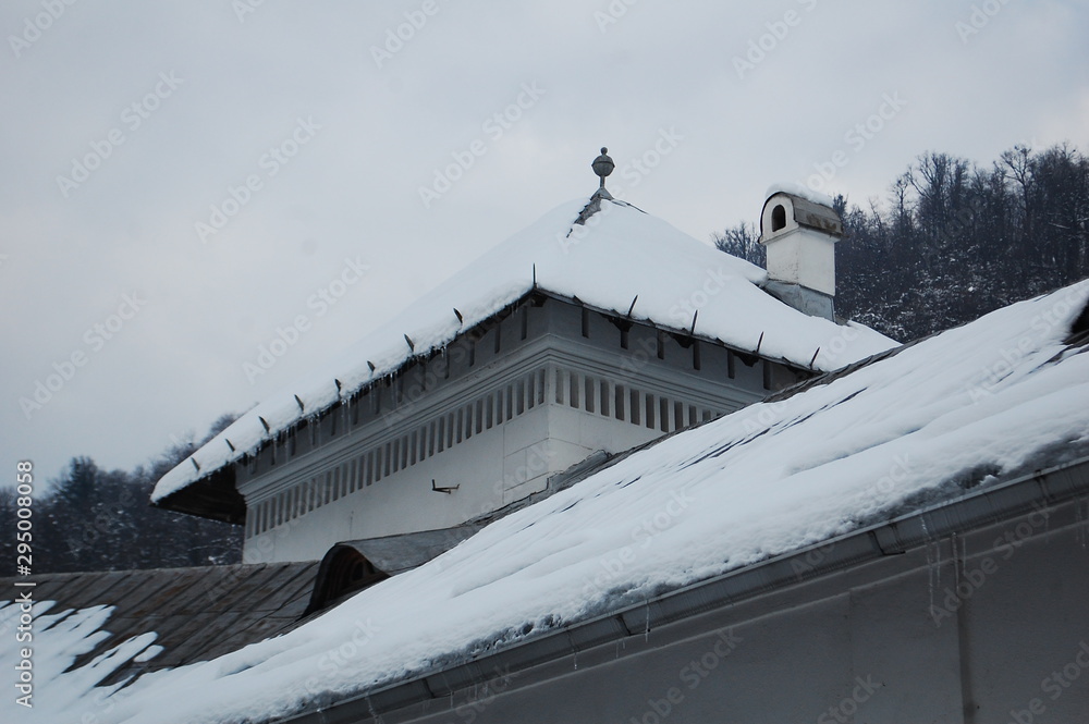 Obraz premium Woden houses and gates in winter