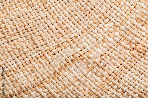 Fotografie texture of straw hat from natural raffia fibers
