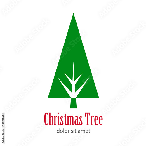 Logotipo con texto Christmas Tree con árbol abstracto triangulo con ramas espacio negativo en color verde